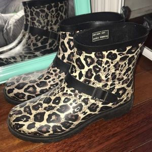 Short leopard print rain boots size 6